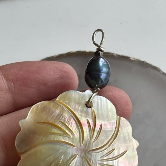 Shell & Pearl Pendant - Picture 3 of 4